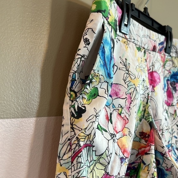Express Women's flowered shorts size 0 - Picture 3 of 6